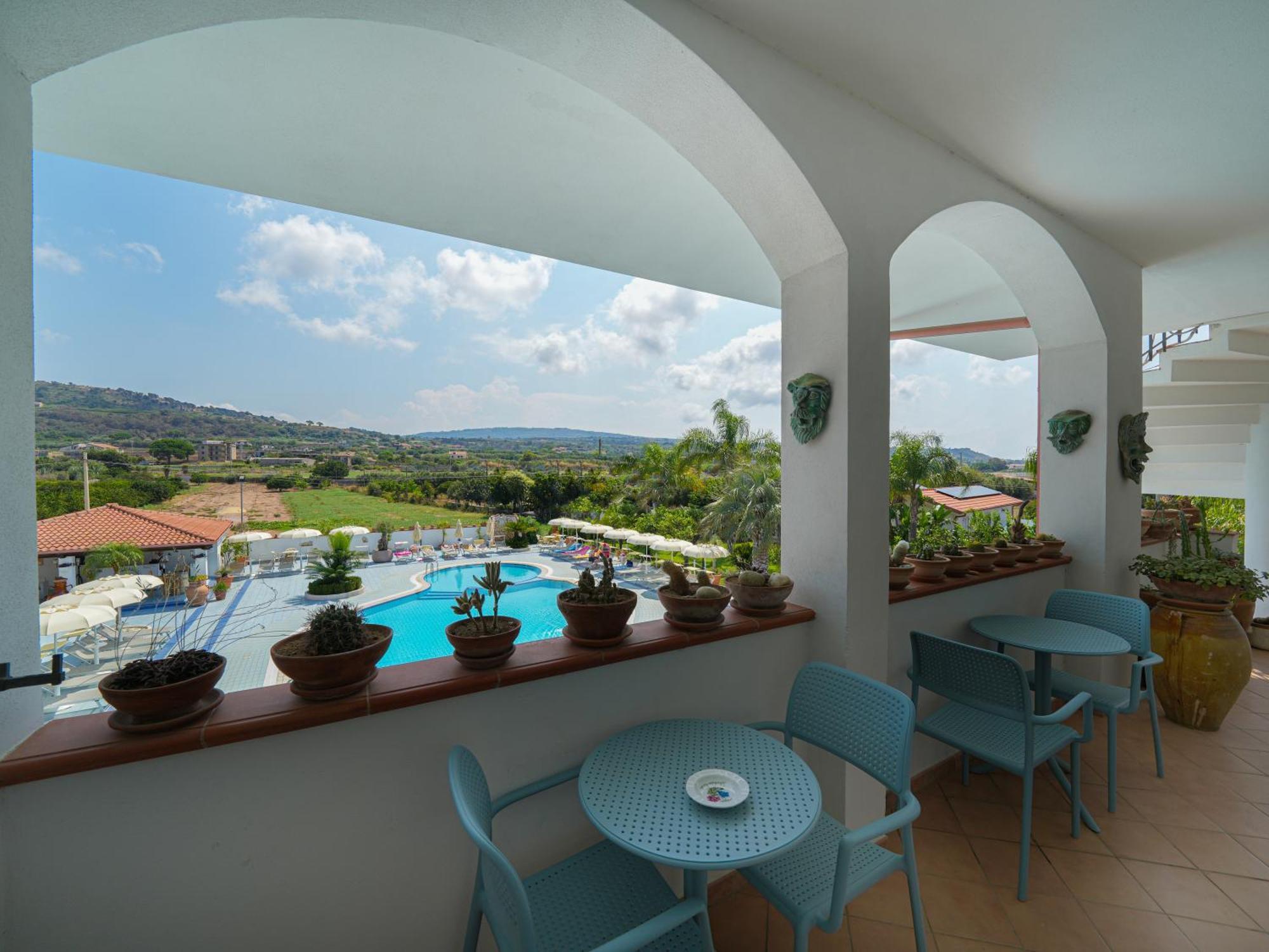 Damanse Hotel 3*